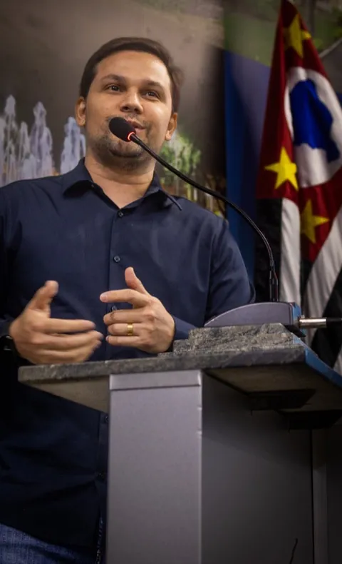 Bruninho Ribeiro na tribuna da Câmara de Lorena